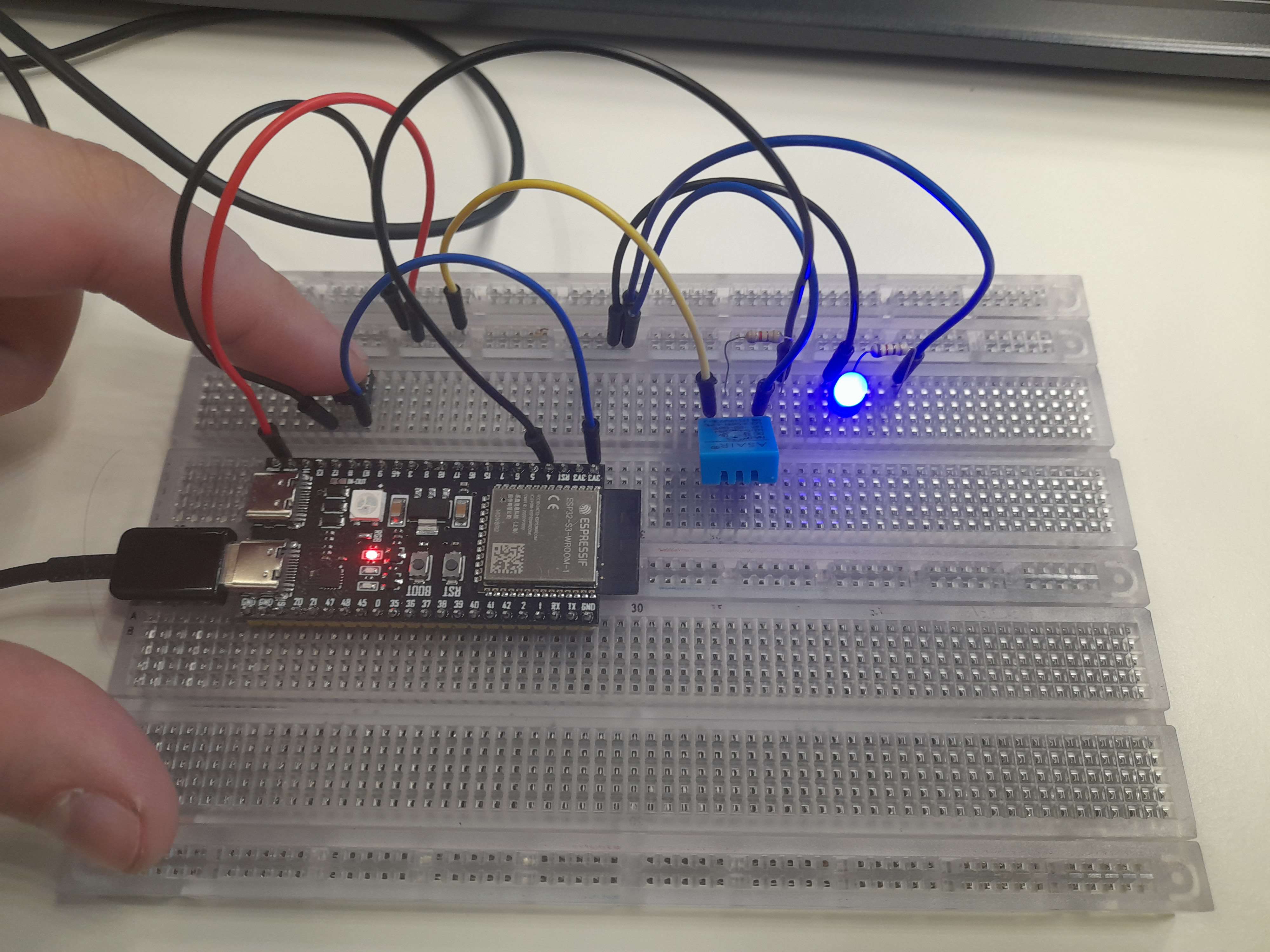 physical DHT11 board on